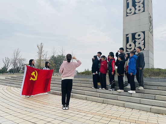 说明: C:\Users\Administrator\Desktop\体育学院学生党支部到九江抗洪广场开展党史学习教育\体育学院学生党支部到九江抗洪广场开展党史学习教育\780aa3956db4caca0ba9e1ec0e59243.jpg